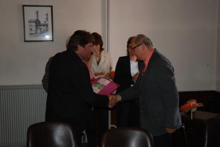 Župan Davorin Terčon izroča priznanje Miroslavu Odarju direktorju Krasopreme Dutovlje d.d. ob 60.obletnici delovanja